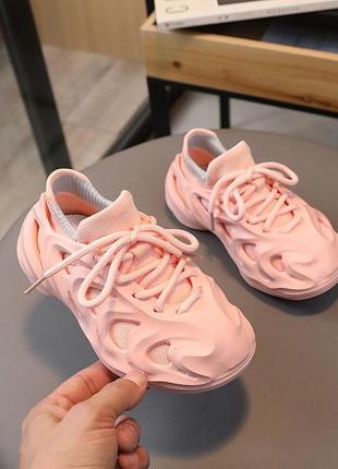 Стильные кроссовки