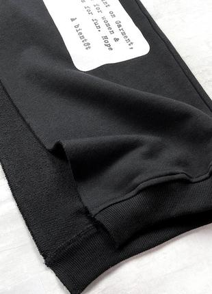 Стильные эксклюзивные брендовые брюки мм6 maison margiela с полосой с надписями и высокими разрезами6 фото