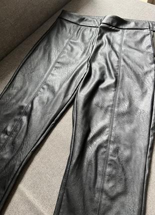 Стильные кожаные брюки-клеш от sinsay