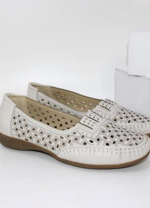 Бежеві комфортні літні туфлі з перфорацією