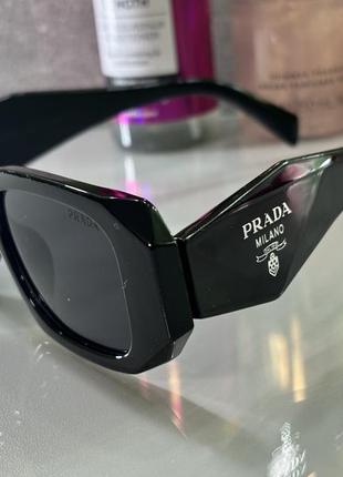 Сонцезахисні окуляри prada