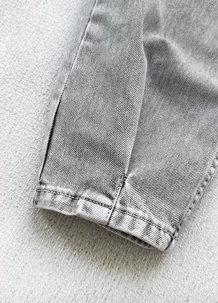 Стильные джинсы bershka с белой и серой половинами7 фото