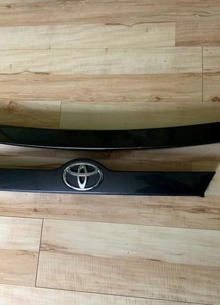 Молдинг крышки багажника toyota camry v50 12-14 usa под камеру