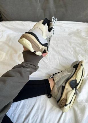 Кросівки balenciaga triple s v1 beige black white3 фото