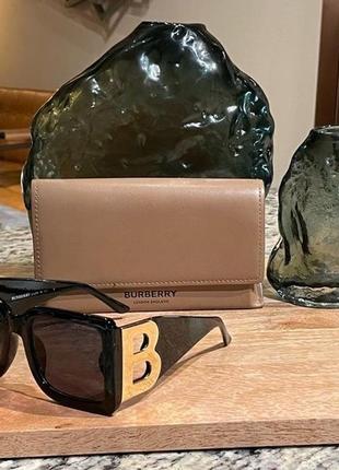Стильные трендовые солнцезащитные очки в стиле burberry с черной и с золотой буквой2 фото