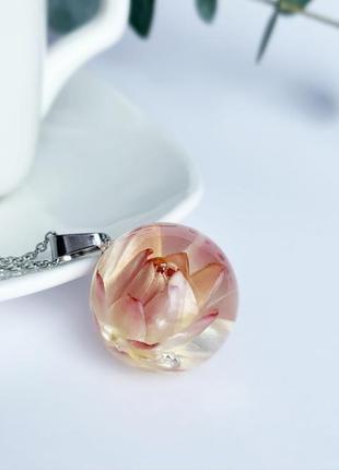 Персиковый кулон. подвеска с гелихризумом. украшения с цветами (модель № 2568) glassy flowers1 фото