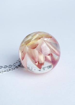 Персиковый кулон. подвеска с гелихризумом. украшения с цветами (модель № 2568) glassy flowers5 фото