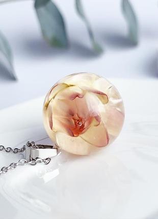 Персиковий кулон. підвіска з гелихризумом. прикраси з квітами (модель № 2568) glassy flowers3 фото