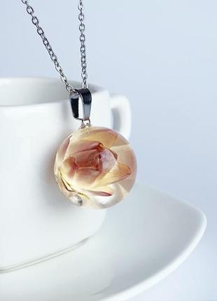 Персиковый кулон. подвеска с гелихризумом. украшения с цветами (модель № 2568) glassy flowers2 фото