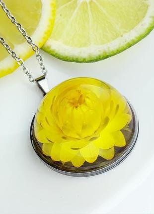 Жовтий кулон. підвіска з гелихризумом. великий сонячний квітка (модель № 2657) glassy flowers7 фото
