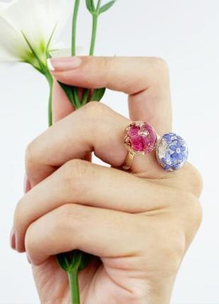 Двойное кольцо поцелуйчик с цветами розового вереска и незабудок (модель № 2667) glassy flowers4 фото