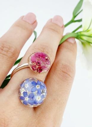 Двойное кольцо поцелуйчик с цветами розового вереска и незабудок (модель № 2667) glassy flowers2 фото