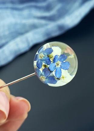Брошка-голка з білими і блакитними незабудками булавка шпилька з квітами (модель № 2682) glassy flowers8 фото