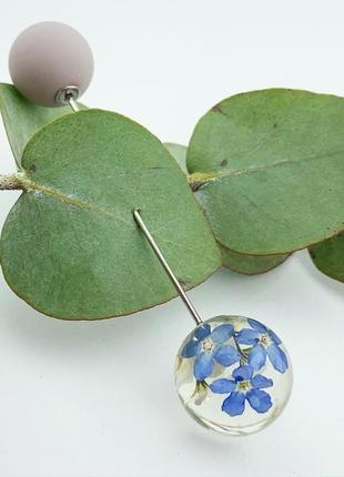 Брошка-голка з білими і блакитними незабудками булавка шпилька з квітами (модель № 2682) glassy flowers3 фото