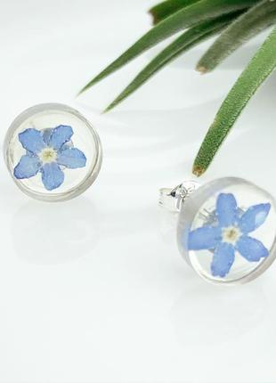 Круглі сережки-гвоздики з незабудками подарунок дівчині дівчинці мамі (модель № 2737) glassy flowers