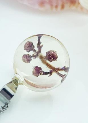 Підвіска з гілочкою скимии прикраси з квітами і рослинами в смолі (модель №2755) glassy flowers1 фото