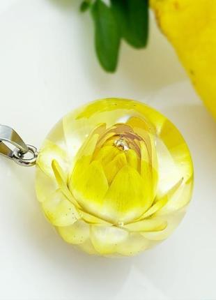 Жёлтый кулон подвеска с гелихризумом подарок девушке на 8 марта (модель № 2651) glassy flowers