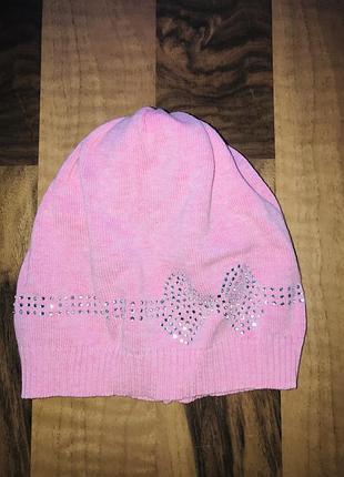 Нежная розовая шапка со стразами