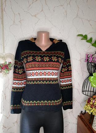 Свитер с капюшоном