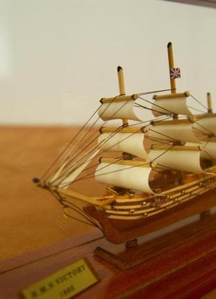 Макет корабля h.m.s victory 1805 (в стеклянной витрине)2 фото