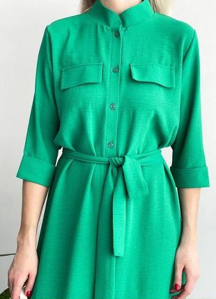 Женское стильное повседневное платье с поясом легкое летнее в зеленом цвете ткань креп жатка длина миди3 фото