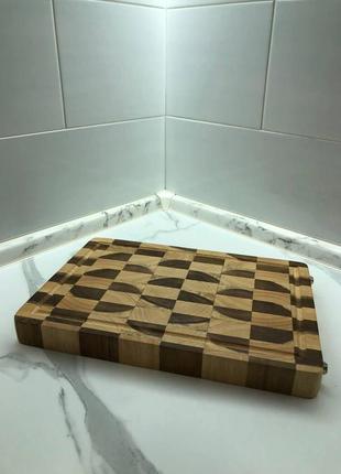 Торцевая разделочная доска из ореха, дуба и ясеня.