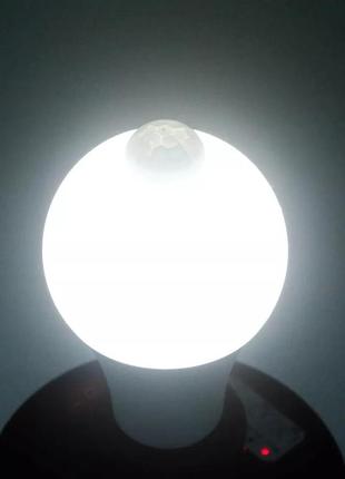 Светодиодная лампа e27 12w на 85-265 вольт  с датчиком движения2 фото