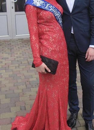 Шикарное платье со шлейфом