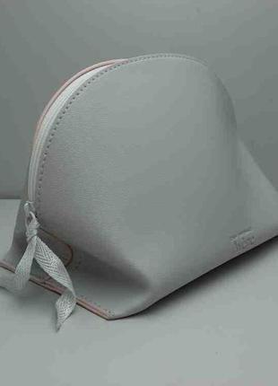 Косметички и бьюти-кейсы б/у avene