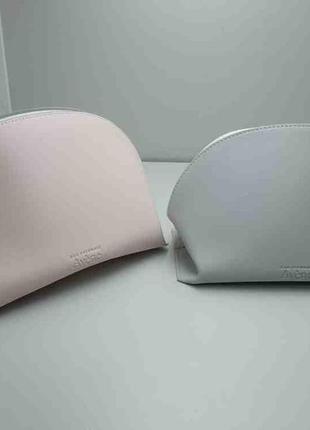 Косметички и бьюти-кейсы б/у avene