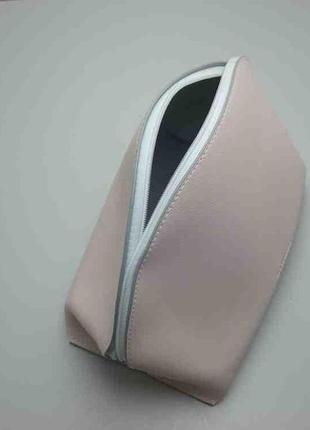 Косметички и бьюти-кейсы б/у avene