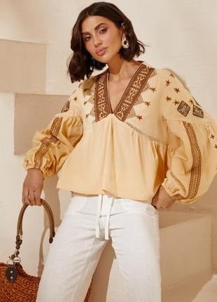 Вишиванка  з v-подібним вирізом та широкими рукавами.