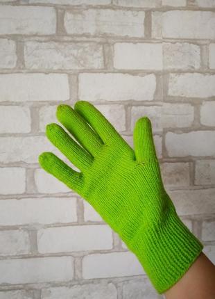 Вязаные перчатки салатовый цвет2 фото