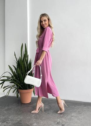 Женское стильное повседневное платье с поясом легкое летнее в розовом цвете ткань креп жатка длина миди6 фото
