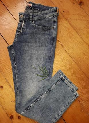 Шыкарнные джинсы с вышивкой2 фото