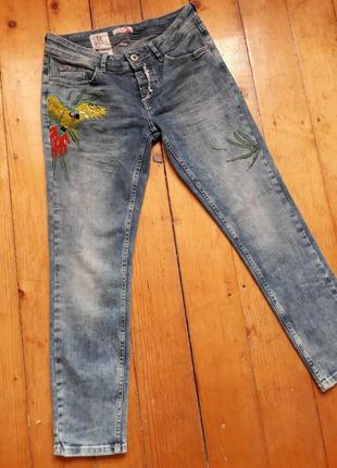 Шыкарнные джинсы с вышивкой3 фото