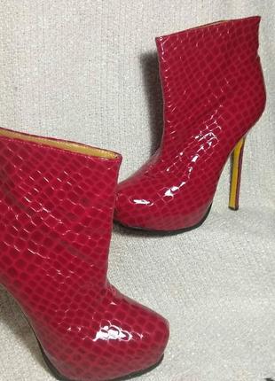 Лакові шкіряні черевики , червоні1 фото
