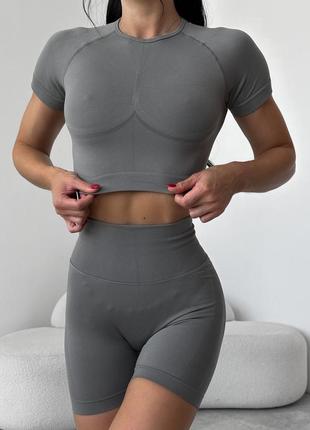Одежда для йоги и фитнеса женский спортивный бесшовный пушап костюм с шортами и топом серый