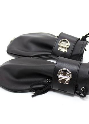 Наручники варежки черные strict leather locking mittens