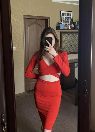 Красное платье с разрезами платье с рукавами