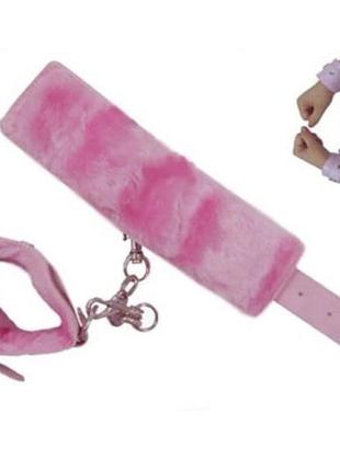 Розовые кожаные наручники с мехом