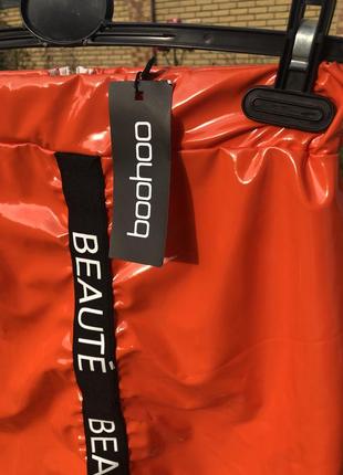 Сочная виниловая юбка ,лаковая  мини юбка с лампасами от boohoo с биркой3 фото