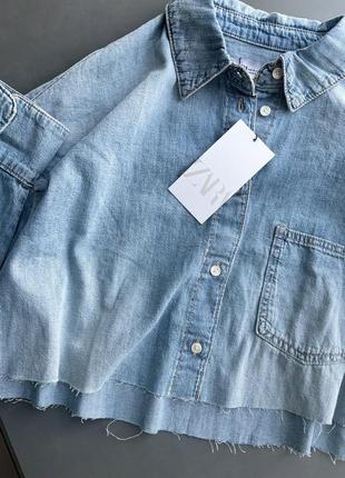 Вкорочена жіноча сорочка джинсова з необробленим низом оверсайз4 фото