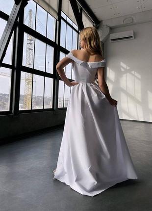 Платье макси с открытыми плечами, пуговицами и разрезом на юбке6 фото
