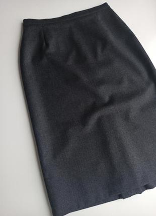 Качественная шерстяная темно-серая прямая юбка миди с красивой шлицей 100% шерсть3 фото