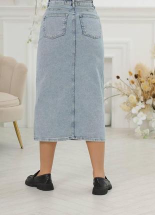 Джинсовая женская юбка миди полубатал с разрезом по центру с обработанным швом6 фото