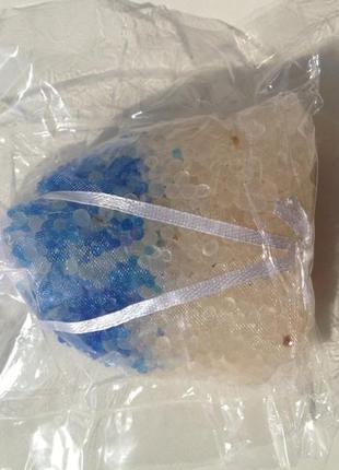 Осушитель воздуха в виде мешочка из органзы с силикагелем и индикаторами синего цвета3 фото