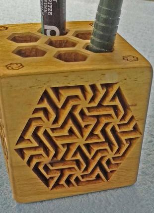 Підставка під ручки декоративна у формі куба з горіха.6 фото