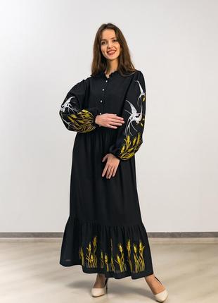 Вышитое женское платье "ласточки прямое" черное1 фото