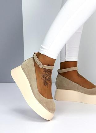 Бежеві жіночі туфлі на танкетці високій підошві потовщеній з натуральної замші замшеві туфлі